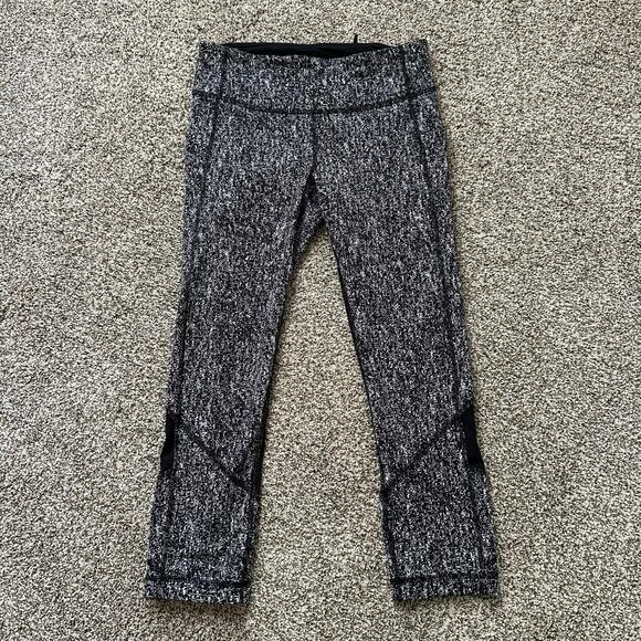 Lululemon black & white pattern mesh panel leggings size 6 - Picture 2 of 12